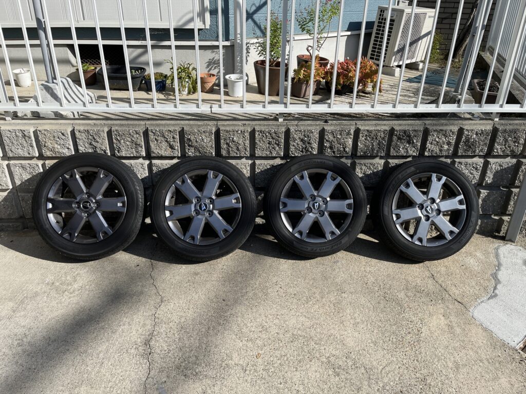 タフトのタイヤサイズは15インチですか?