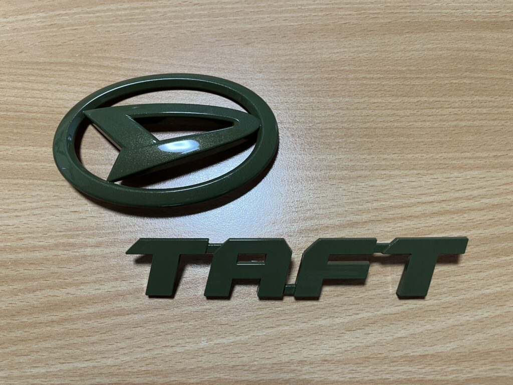 タフトのエンブレム(黒)で外観を引き締める